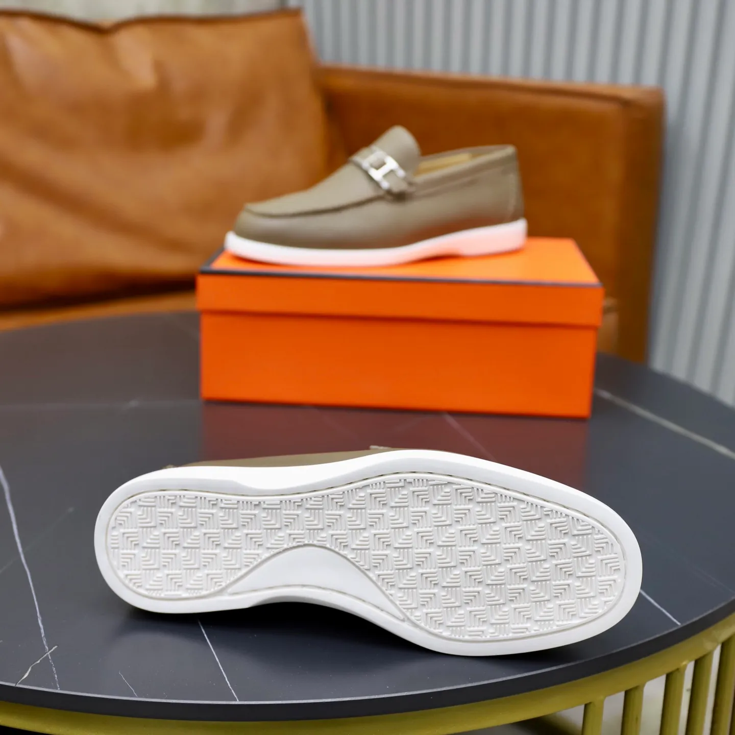 Ex-factory price: 560💰Hermès/Hermès slip-on men's shoes. This shoe is made of imported pebbled cowhide. It has simple and smooth lines and is combined with aerodynamically designed 3CM rubber foam ultra-light soles! Youthful and fashionable, classic H-shaped hardware buckle decoration, calf lining gently wraps the feet, with logo cowhide feet, casual and urban style, highlighting youthful vitality, sports and leisure version, super versatile, code number: 38-39-40-41-42-43-44 standard leather shoe size (45 can be customized but does not support returns)
